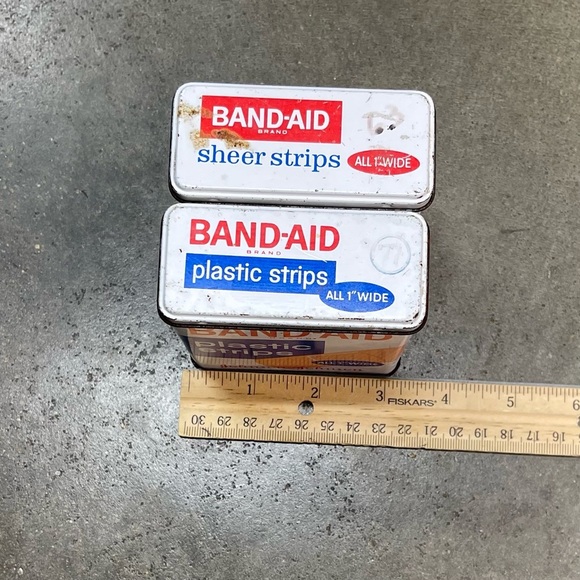 Vintage Johnson & Johnson Band-Aid & Curad Metal Hinged Tin Boxes - Picture 10 of 11